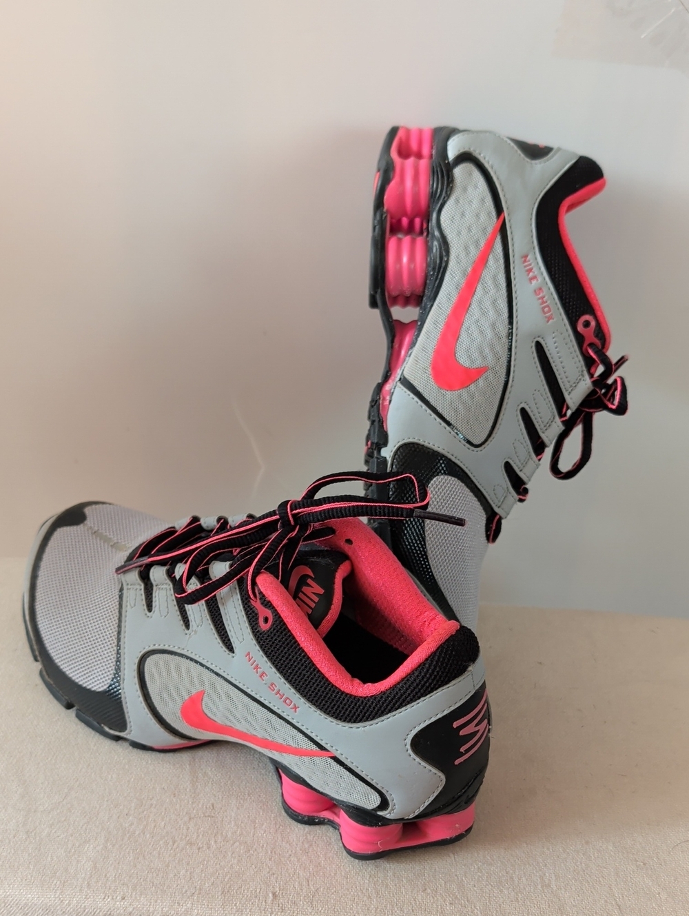 Nike Shox Veada," Wolf Grey & Hyper Womens Pink Sneakers.🌟🌟🌟